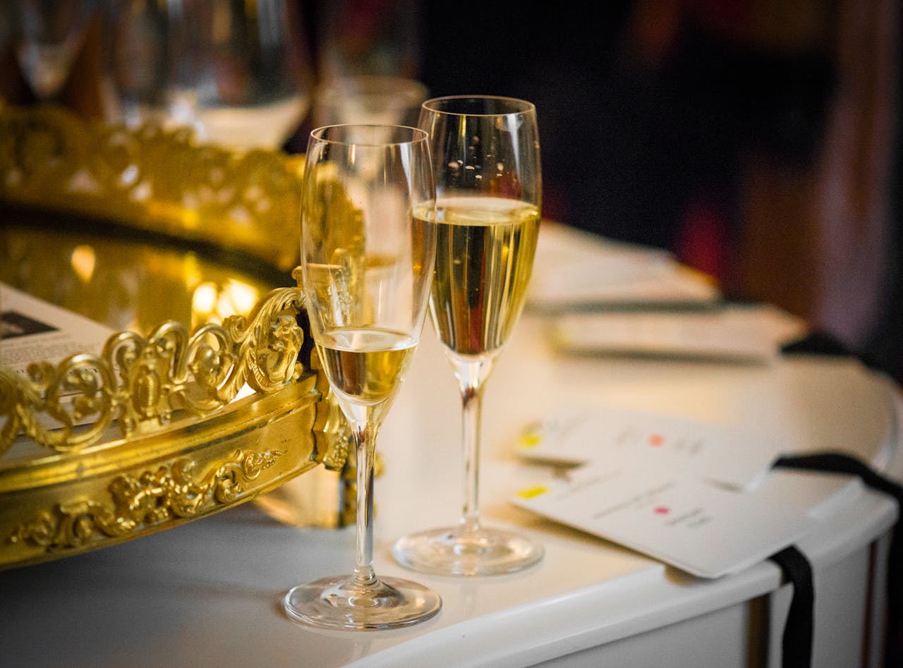 elegant-champagne-glasses-on-ornate-tray-34442508